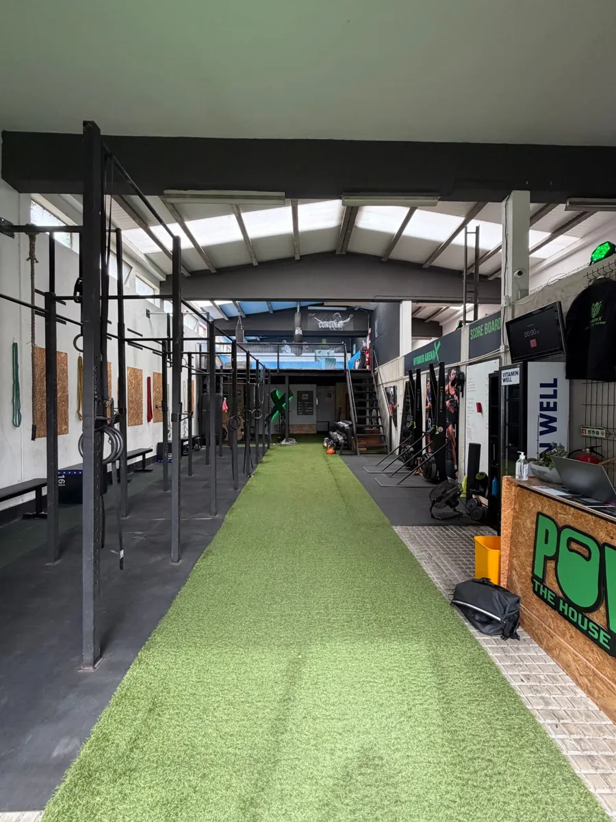 Arena PowerX em Lisboa com pista verde e equipamento de treino