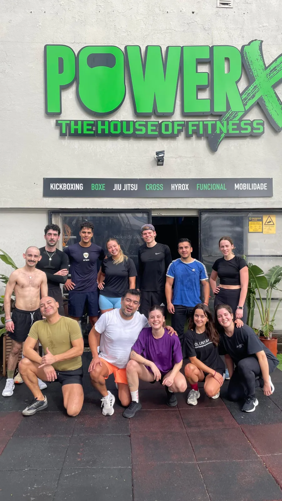 Turma reunida à entrada da PowerX, sob o letreiro oficial